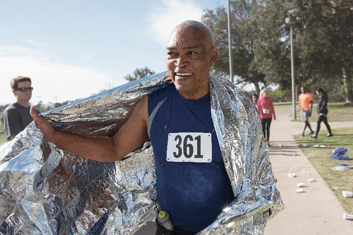 Hombre sonriendo tras finalizar con éxito un maratón