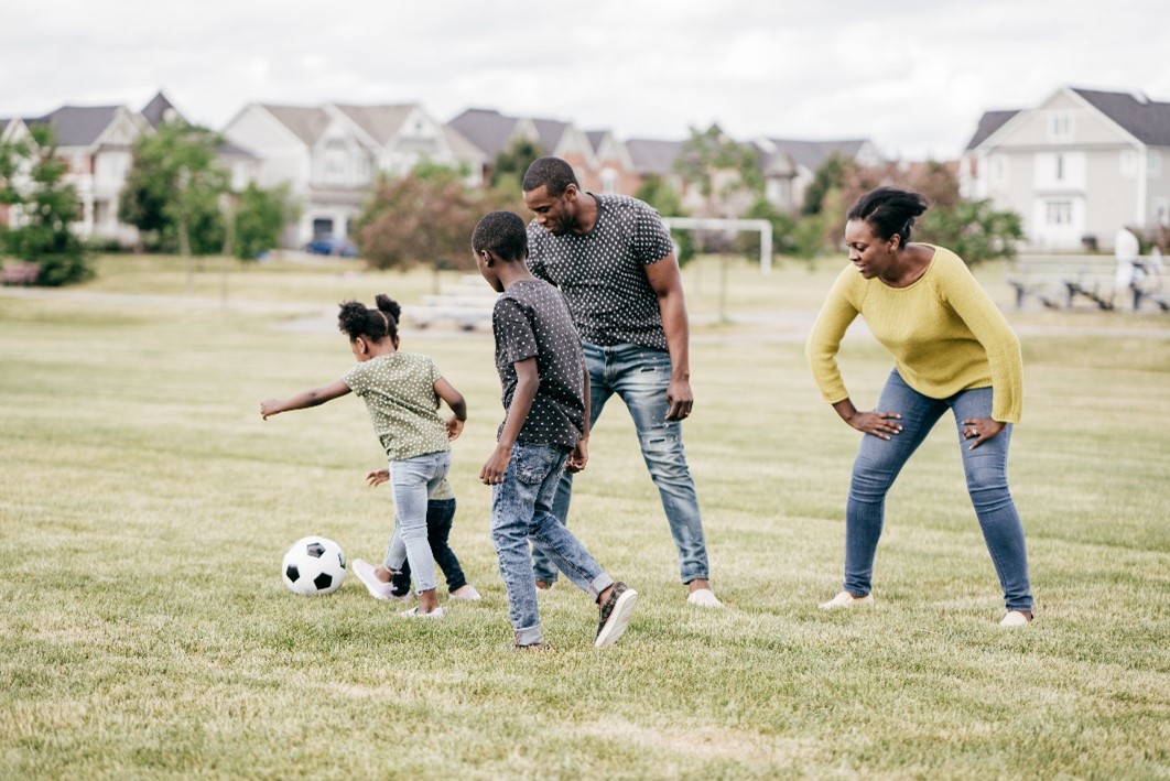 Familia jugando al fútbol