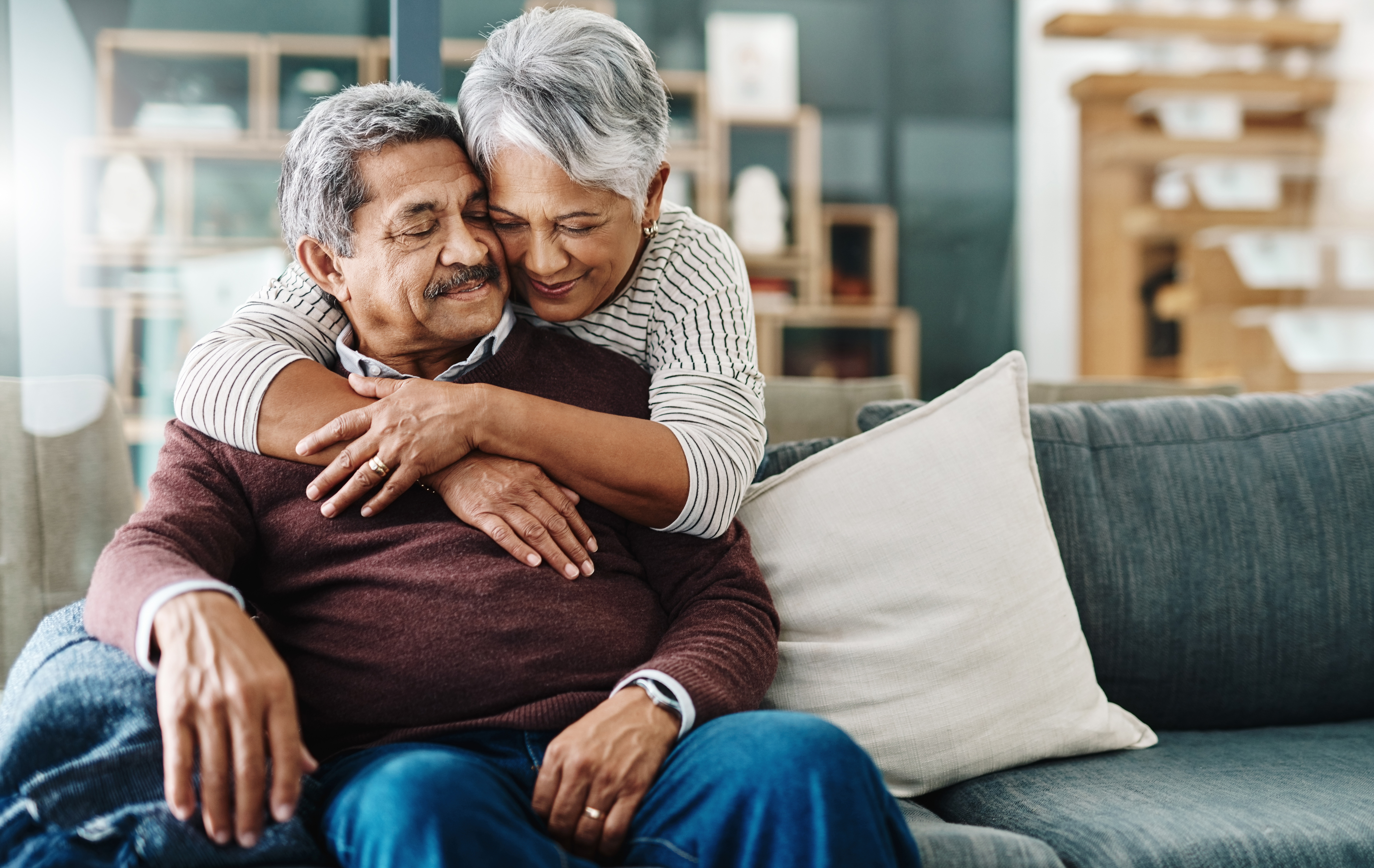 pareja feliz abrazándose