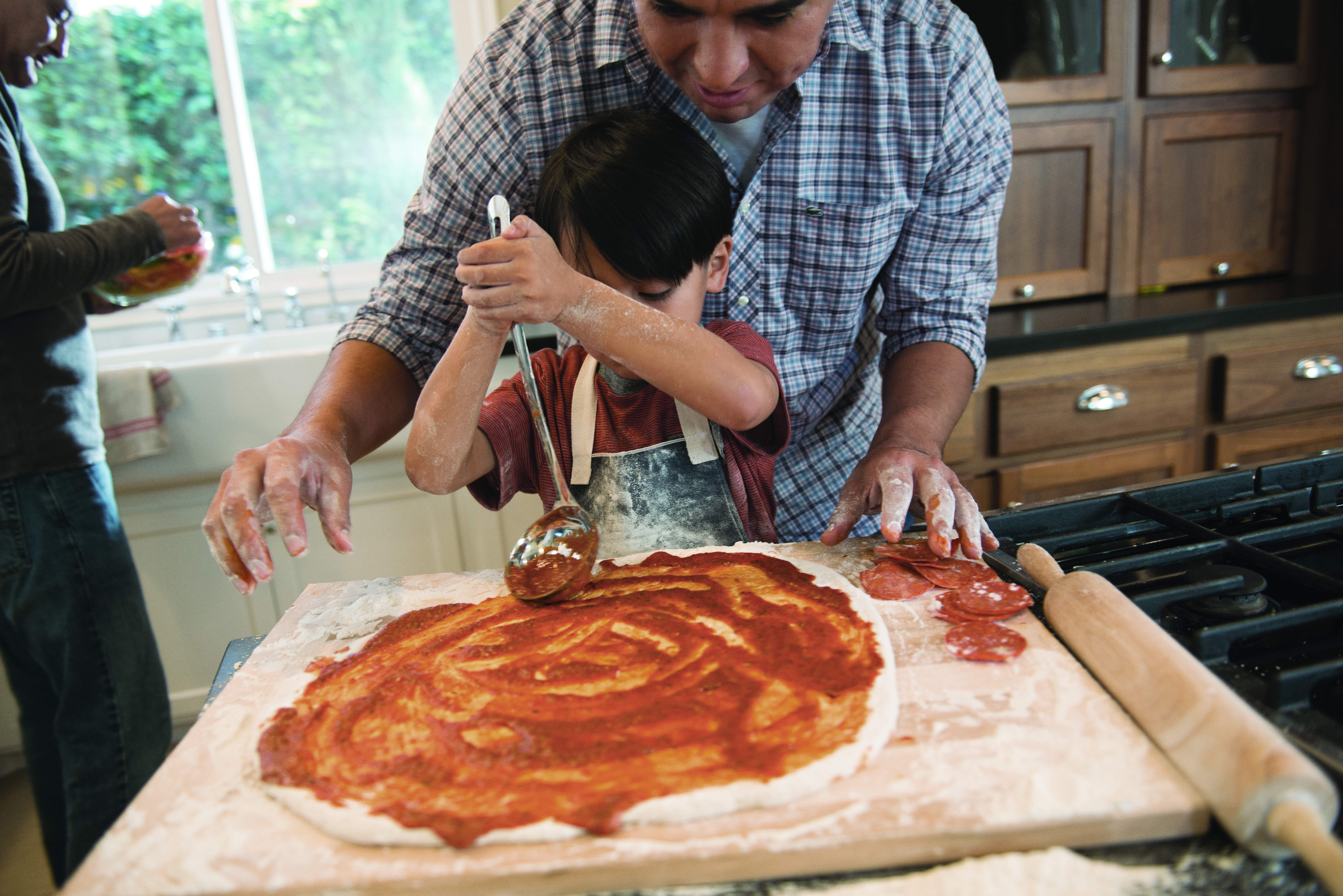 Familia haciendo pizza